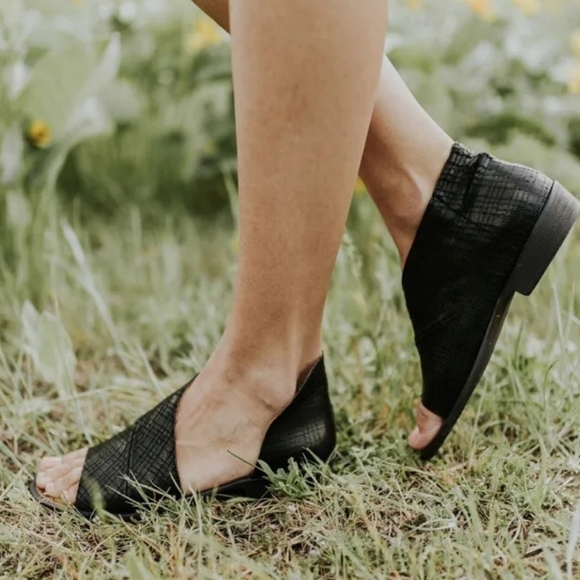 Free People Women Mont Blank Asym Ankle Leather Cut Side Flats shoes sz 39/8.5-9 - Picture 1 of 14